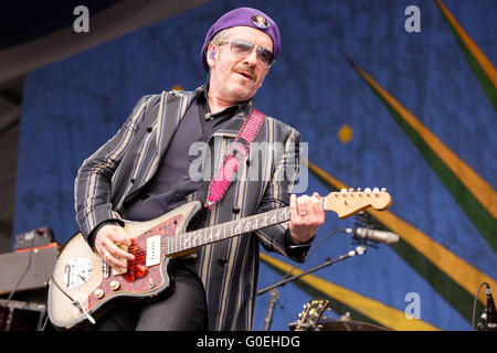 New Orleans, Louisiana, USA. 28. April 2016. Musiker ELVIS COSTELLO führt live während der New Orleans Jazz & Heritage Festival am Messe Gelände Race Course in New Orleans, Louisiana © Daniel DeSlover/ZUMA Draht/Alamy Live News Stockfoto