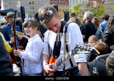 Wroclaw, Polen. 1. Mai 2016. Nicht identifizierte Gruppe von jungen Leuten spielen Hey Joe während danke Jimi Festival am 1. Mai 2016 in Wroclaw, Polen. Bildnachweis: Bartolomeus Magierowski/Alamy Live-Nachrichten Stockfoto