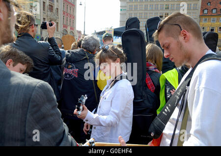 Wroclaw, Polen. 1. Mai 2016. Nicht identifizierte Gruppe von jungen Leuten spielen Hey Joe während danke Jimi Festival am 1. Mai 2016 in Wroclaw, Polen. Bildnachweis: Bartolomeus Magierowski/Alamy Live-Nachrichten Stockfoto