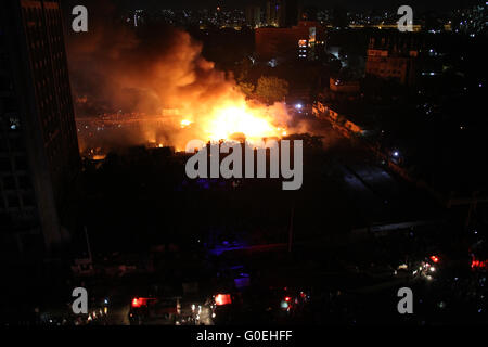 Dhaka, Bangladesch. 1. Mai 2016. Feuer ist in der größten Küche Markt Karwan Bazar in Dhaka, Bangladesch am 1. Mai 2016 ausgebrochen. Feuer-Service Zimmer Kontrollbeamten sagte, 22 Einheiten der Brandbekämpfung Mannschaften um die Flammen unter Kontrolle zu bringen. Es gibt ca. 200 Geschäfte in der Umgebung - wo Lebensmittel und andere waren Küche regelmäßig Dhaka City verteilt sind nach kommen aus verschiedenen Teilen des Landes. Bildnachweis: Rehman Asad/Alamy Live-Nachrichten Stockfoto