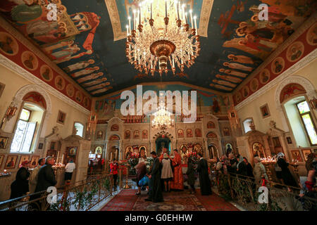 Baku, Aserbaidschan. 1. Mai 2016. Aserbaidschanische orthodoxen Gläubigen besuchen eine orthodoxe Ostergottesdienst in Baku russisch-orthodoxen Kirche der Hauptstadt. © Aziz Karimow/Pacific Press/Alamy Live-Nachrichten Stockfoto