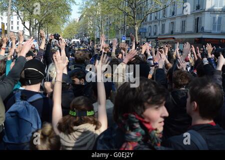 Paris, Frankreich. 1. Mai 2016. Demonstranten in den Kessel halten ihre Hände um zu zeigen, dass sie friedlich sind. Bildnachweis: Marc Ward/Alamy Live-Nachrichten Stockfoto