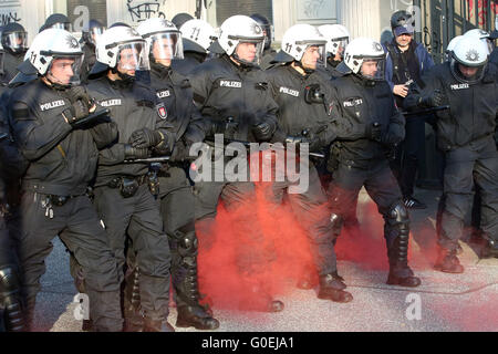 Hamburg, Deutschland. 1. Mai 2016. Bereitschaftspolizei, umgeben von roten Rauch eine Fackel von Demonstranten während der revolutionären Maikundgebung in Hamburg, Deutschland, 1. Mai 2016 geworfen. Foto: BODO MARKS/Dpa/Alamy Live-Nachrichten Stockfoto