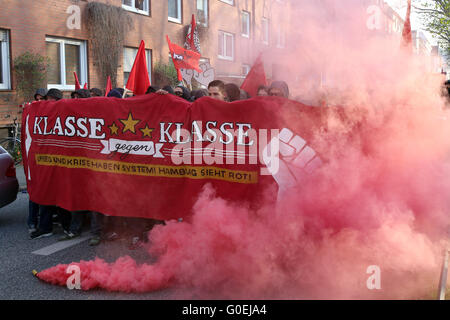 Hamburg, Deutschland. 1. Mai 2016. Demonstranten tragen eine Fahne, die "Klasse gegen Klasse" liest während der revolutionären Maikundgebung in Hamburg, Deutschland, 1. Mai 2016. Foto: BODO MARKS/Dpa/Alamy Live-Nachrichten Stockfoto