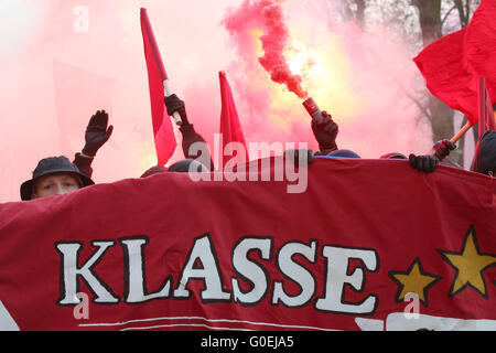 Hamburg, Deutschland. 1. Mai 2016. Demonstranten tragen eine Fahne, die "Klasse gegen Klasse" liest während der revolutionären Maikundgebung in Hamburg, Deutschland, 1. Mai 2016. Foto: BODO MARKS/Dpa/Alamy Live-Nachrichten Stockfoto