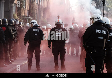 Hamburg, Deutschland. 1. Mai 2016. Mitglieder der deutschen Polizei umgeben durch den Rauch von Fackeln beleuchtet von Demonstranten während der revolutionären Maikundgebung in Hamburg, Deutschland, 1. Mai 2016. Foto: MARKUS SCHOLZ/Dpa/Alamy Live News Stockfoto