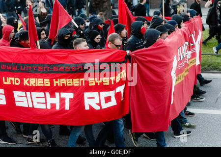 Hamburg, Deutschland. 1. Mai 2016. Demonstranten tragen einen Banner während der revolutionären Maikundgebung in Hamburg, Deutschland, 1. Mai 2016. Foto: MARKUS SCHOLZ/Dpa/Alamy Live News Stockfoto