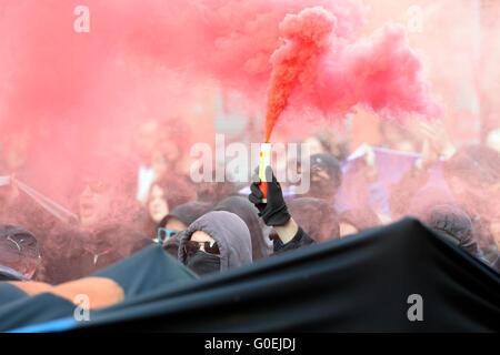 Berlin, Deutschland. 1. Mai 2016. Vermummte Demonstranten halten Fackeln während einer Maikundgebung in Kreuzberg Bezirk von Berlin, Deutschland, 1. Mai 2016. Foto: MAURIZIO GAMBARINI/Dpa/Alamy Live News Stockfoto