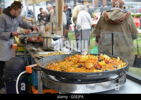 Kunsthandwerkliche Markt provenzalischen Dorf am 1. Mai 2016 in Binche, Belgien Stockfoto