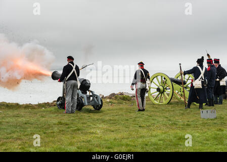 Fort Belan, Caernarfon, Gwynedd, Vereinigtes Königreich. 1. Mai 2016. Artillerie-batteryfeuer über die Meerenge von Menai, mit Soldaten feuern eine 24 Pfund Kanone (links) und 3 Pfund Kanone (rechts) auf Fort Belan, betreut von Yaron Thau (Mitte), der die Anglesey Husaren im Rahmen von Spendenaktionen Wiederherstellung Fort Belan, eine napoleonische Ära Festung im Norden von Wales Feiertag. Bildnachweis: Michael Gibson/Alamy Live-Nachrichten Stockfoto