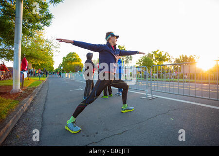 Eugene, OR, USA. 1. Mai 2016. Marathon-Läufer erstreckt sich bei Sonnenaufgang vor 2016 Eugene Marathon ein USATF Boston Qualifier in Eugene, OR sanktioniert. Joshua Rainey/Alamy Live-Nachrichten Stockfoto