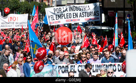 Oviedo, Spanien. 1. Mai 2016. Tausende Demonstranten protestieren bei der Maikundgebung in Gedenken an International Workers' Day am 1. Mai 2016 in Oviedo, Spanien. Bildnachweis: David Gato/Alamy Live-Nachrichten Stockfoto