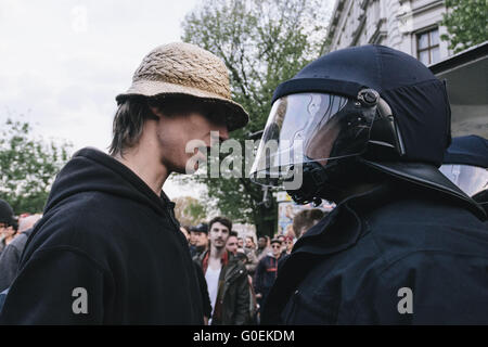 Berlin, Berlin, Deutschland. 1. Mai 2016. Krawalle während der revolutionären 1. können am 1. Mai-Demonstration in Berlin-Kreuzberg. Die Rallye wird von linken und extremen linken Gruppen organisiert. Sozialisten und antifaschistischen Gruppen organisieren die sogenannte "revolutionäre 1. Mai Demonstration'' seit 1987. Bildnachweis: Jan Scheunert/ZUMA Draht/Alamy Live-Nachrichten Stockfoto