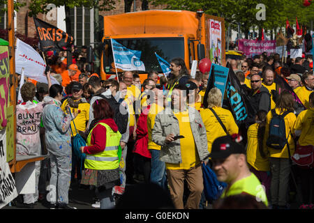 Berlin, Deutschland. 1. Mai 2016. Mitglieder von Gewerkschaften, Arbeiter und Angestellte bei der Demonstration anlässlich des Tag der Arbeit. Bildnachweis: Sergej Komarow-Kohl/Alamy Live-Nachrichten Stockfoto