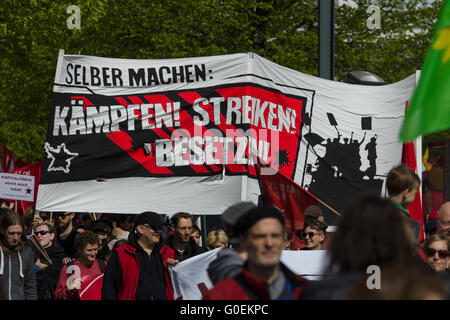 Berlin, Deutschland. 1. Mai 2016. Mitglieder von Gewerkschaften, Arbeiter und Angestellte bei der Demonstration anlässlich des Tag der Arbeit. Bildnachweis: Sergej Komarow-Kohl/Alamy Live-Nachrichten Stockfoto