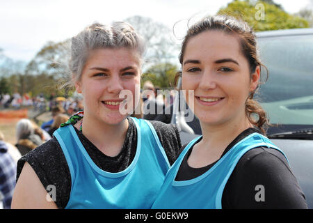 Maldon, Essex, England. 1. Mai 2016. Die beiden jüngsten Konkurrenten des jährlichen Maldon Mud Race kurz vor dem Start. Von links nach rechts: Emily Ambrose und Courtney Coker, beide 16 Jahre alt und von der lokalen Schule, Plume Akademie. Entstand im Jahre 1973, beinhaltet das Rennen Konkurrenten im Rennen um einen Kurs durch den Fluss Blackwater in Essex bei Ebbe. Bildnachweis: Michael Preston/Alamy Live-Nachrichten Stockfoto