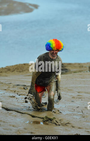 Maldon, Essex, England. 1. Mai 2016. Ben Payne rund um das jährliche Maldon-Schlamm-Rennen zu gewinnen.  Das Schlamm-Rennen entstand im Jahr 1973 und beinhaltet Konkurrenten im Rennen um einen Kurs durch den Fluss Blackwater in Essex bei Ebbe. Bildnachweis: Michael Preston/Alamy Live-Nachrichten Stockfoto