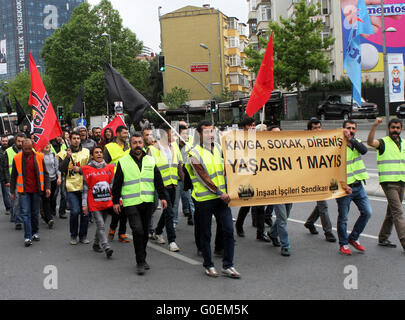 (160501)--ISTANBUL, 1 Mai, 2016(Xinhua)--Menschen marschieren in Istanbul in der Türkei am 1. Mai 2016. Zehntausende Menschen haben am Sonntag anlässlich der International Workers Tag, auch bekannt als Maifeiertag, unter strengen Sicherheitsvorkehrungen Maßnahmen in der Türkei größte Stadt von Istanbul. (Xinhua/Cihan) Stockfoto