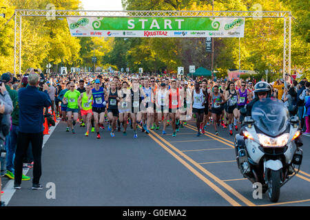 Eugene, OR, USA. 1. Mai 2016. Läufer folgen ein Motorrad-Polizist Anfang 2016 Eugene Marathon ein USATF sanktioniert Boston Qualifier in Eugene, OR. Joshua Rainey/Alamy Live-Nachrichten Stockfoto