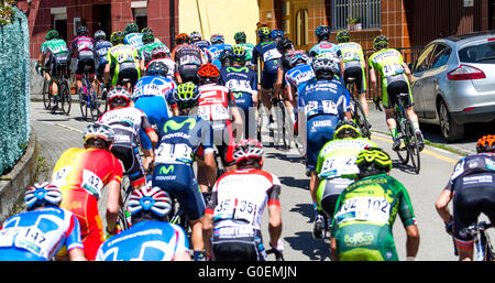 Carabanzo, Spanien. 1. Mai 2016. Peloton fährt an Carabanzo Aufstieg in der zweiten Phase der "Vuelta Ciclista ein Asturias" (Fahrrad-Tour von Asturien) am 1. Mai 2016 in Carabanzo, Spanien. Bildnachweis: David Gato/Alamy Live-Nachrichten Stockfoto