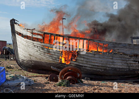 Dungeness Strand, Kent, UK. Vandalen legen Sie Brand der verfallene historische Fischerboote. Kent Feuerwehr besuchte mit 2 Löschfahrzeugen. Bildnachweis: David Bleeker Photography.com/Alamy Live-Nachrichten Stockfoto