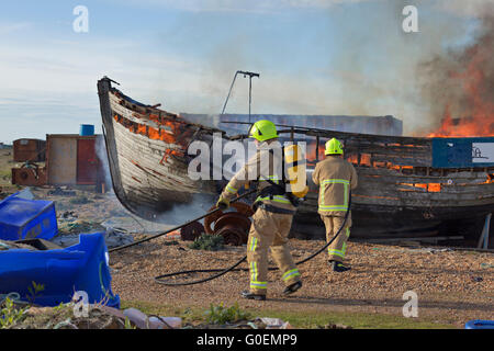 Dungeness Strand, Kent, UK. Vandalen legen Sie Brand der verfallene historische Fischerboote. Kent Feuerwehr besuchte mit 2 Löschfahrzeugen. Bildnachweis: David Bleeker Photography.com/Alamy Live-Nachrichten Stockfoto