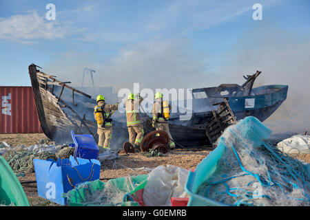 Dungeness Strand, Kent, UK. Vandalen legen Sie Brand der verfallene historische Fischerboote. Kent Feuerwehr besuchte mit 2 Löschfahrzeugen. Bildnachweis: David Bleeker Photography.com/Alamy Live-Nachrichten Stockfoto