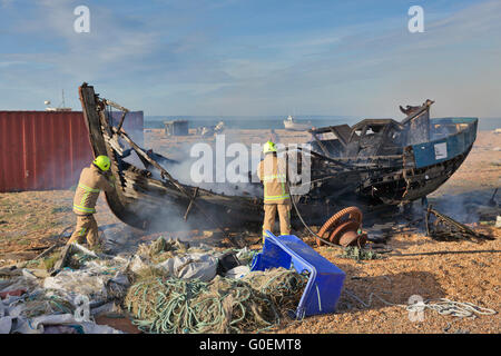 Dungeness Strand, Kent, UK. Vandalen legen Sie Brand der verfallene historische Fischerboote. Kent Feuerwehr besuchte mit 2 Löschfahrzeugen. Bildnachweis: David Bleeker Photography.com/Alamy Live-Nachrichten Stockfoto