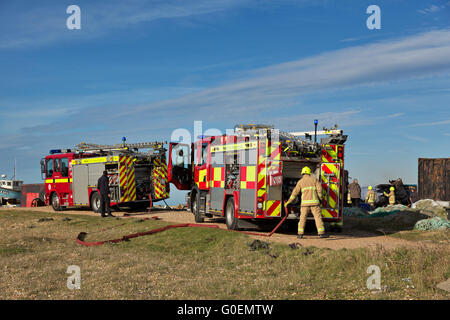 Dungeness Strand, Kent, UK. Vandalen legen Sie Brand der verfallene historische Fischerboote. Kent Feuerwehr besuchte mit 2 Löschfahrzeugen. Bildnachweis: David Bleeker Photography.com/Alamy Live-Nachrichten Stockfoto