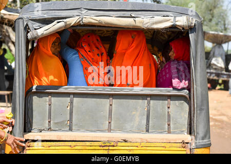 Jaipur, Indien-März 05, 2015:Daily leben Menschen auf Harshat Mata Tempel neben dem Chand Baori in Abhaneri, bestehend aus thr Stockfoto