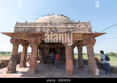 Nicht identifizierte lokale Besucher Harshat Mata Tempel neben dem Chand Baori in Abhaneri Stockfoto