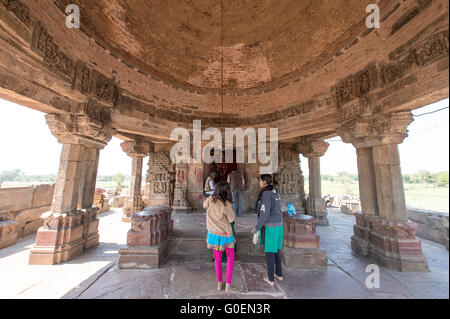 Nicht identifizierte lokale Besucher Harshat Mata Tempel neben dem Chand Baori in Abhaneri Stockfoto