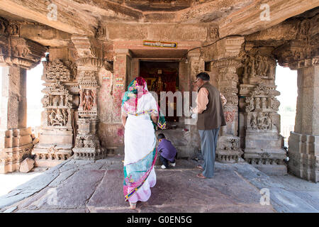 Nicht identifizierte lokale Besucher Harshat Mata Tempel neben dem Chand Baori in Abhaneri Stockfoto