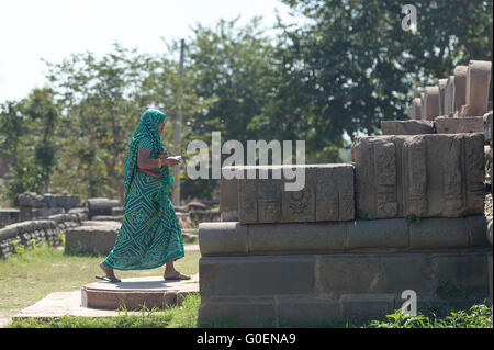 Nicht identifizierte lokale Besucher Harshat Mata Tempel neben dem Chand Baori in Abhaneri. Stockfoto