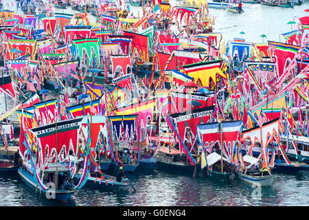 Traditionelles Bajau Boot namens Lepa Lepa zieren farbenfrohe Sambulayang Flagge Stockfoto