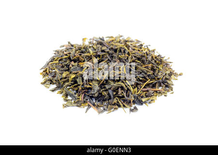 Haufen loser grüner Tee Earl Grey auf weiß Stockfoto