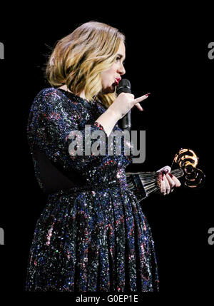 Adele gewinnt eine Auszeichnung auf der Bühne in Birmingham wie sie ihre UK-Tour wickelt. Adele war die iHeartRadio Musik präsentiert, Auszeichnungen für den besten Song gong und gab eine Dankesrede Mitte Konzert in der Genting Arena in Birmingham wie sie ihre UK-Tour in dieser Woche wickelt.  Mitwirkende: Adele Adkins Where: Birmingham, Vereinigtes Königreich bei: 30. März 2016 Stockfoto