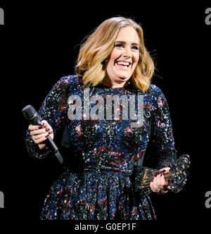Adele gewinnt eine Auszeichnung auf der Bühne in Birmingham wie sie ihre UK-Tour wickelt. Adele war die iHeartRadio Musik präsentiert, Auszeichnungen für den besten Song gong und gab eine Dankesrede Mitte Konzert in der Genting Arena in Birmingham wie sie ihre UK-Tour in dieser Woche wickelt.  Mitwirkende: Adele Adkins Where: Birmingham, Vereinigtes Königreich bei: 30. März 2016 Stockfoto