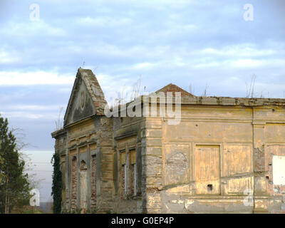 Abgerissen und zerstört die verlassene Burg Stockfoto