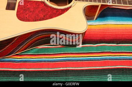 Poncho-Teppich in leuchtenden Farben mit Gitarre Zeitmessung Stockfoto