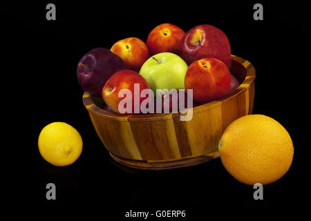Früchten isoliert auf schwarzem Hintergrund. Stockfoto