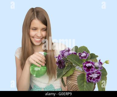 Porträt-Teenager-Mädchen mit Blumentopf Stockfoto