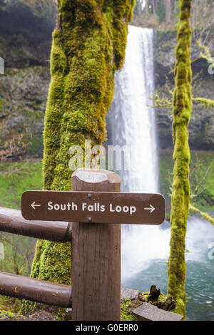 Süden fällt Schleife Zeichen bei Silver Falls State Park in Oregon. Stockfoto