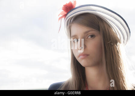 Schöne Teenager-Mädchen mit Hut Stockfoto