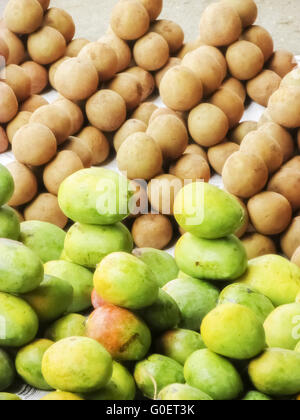 Verkauf von Früchten Arraneged im Geplapper Marktplatz Stockfoto