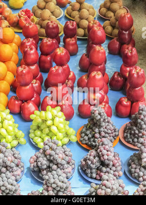 Verkauf von Früchten Arraneged im Geplapper Marktplatz Stockfoto