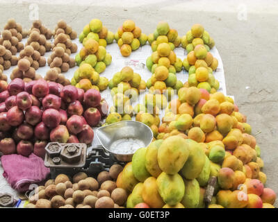 Verkauf von Früchten Arraneged im Geplapper Marktplatz Stockfoto