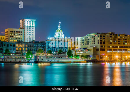River Street in der Dämmerung in Savannah, Georgia Stockfoto