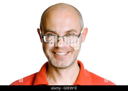 Lächelnder unrasierten Mann auf einem weißen Hintergrund mit Brille Stockfoto