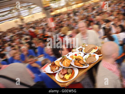 Oktoberfest, Bierzelt, Kellnerin mit bayerische Küche Stockfoto